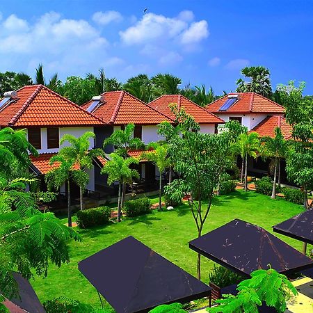 Hotel Green Garden Trincomalee Bagian luar foto