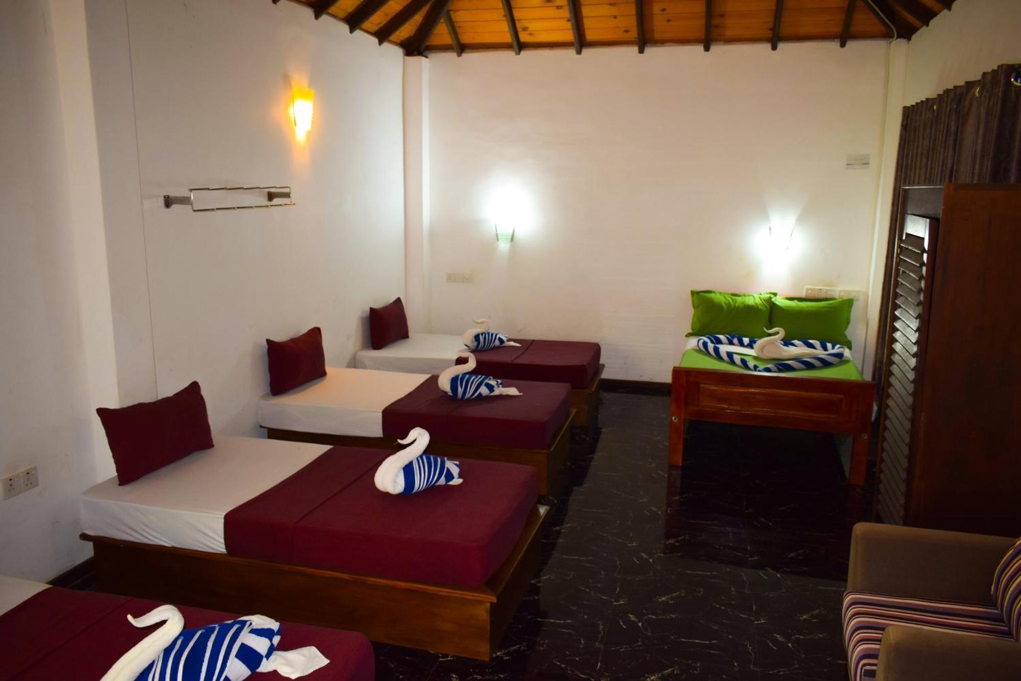 Hotel Green Garden Trincomalee Bagian luar foto