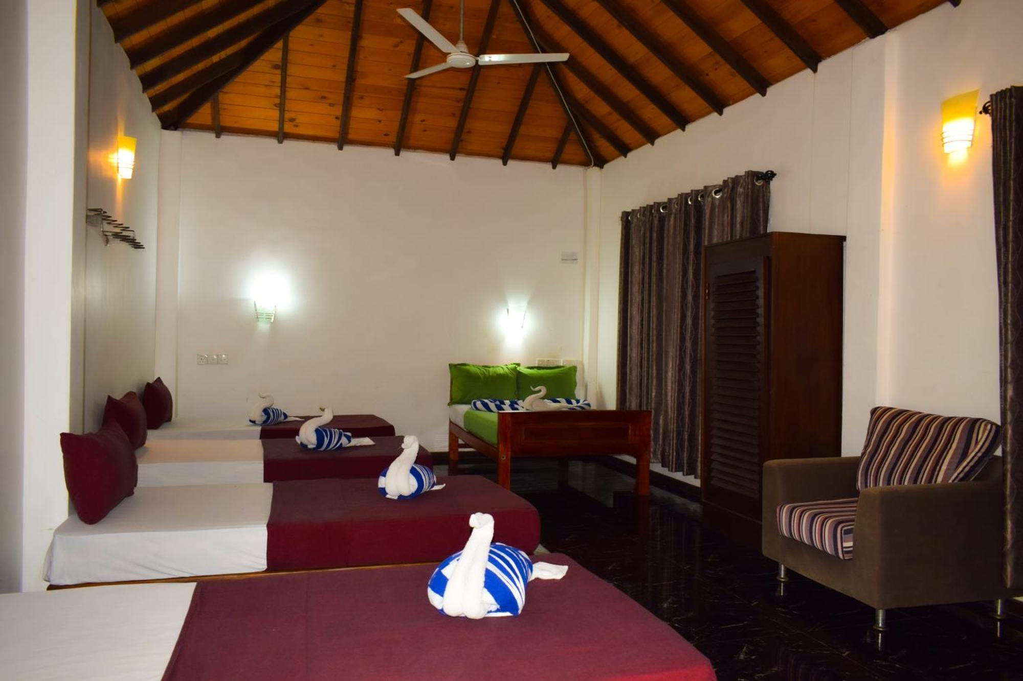 Hotel Green Garden Trincomalee Bagian luar foto