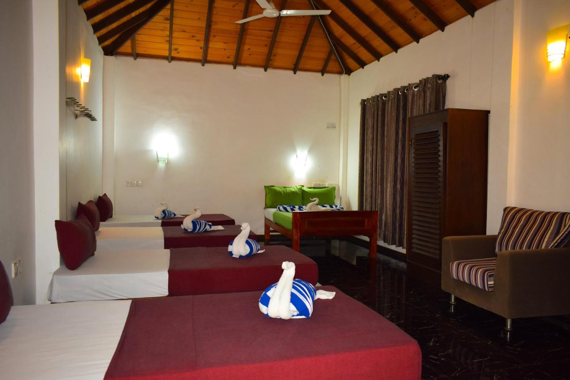 Hotel Green Garden Trincomalee Bagian luar foto