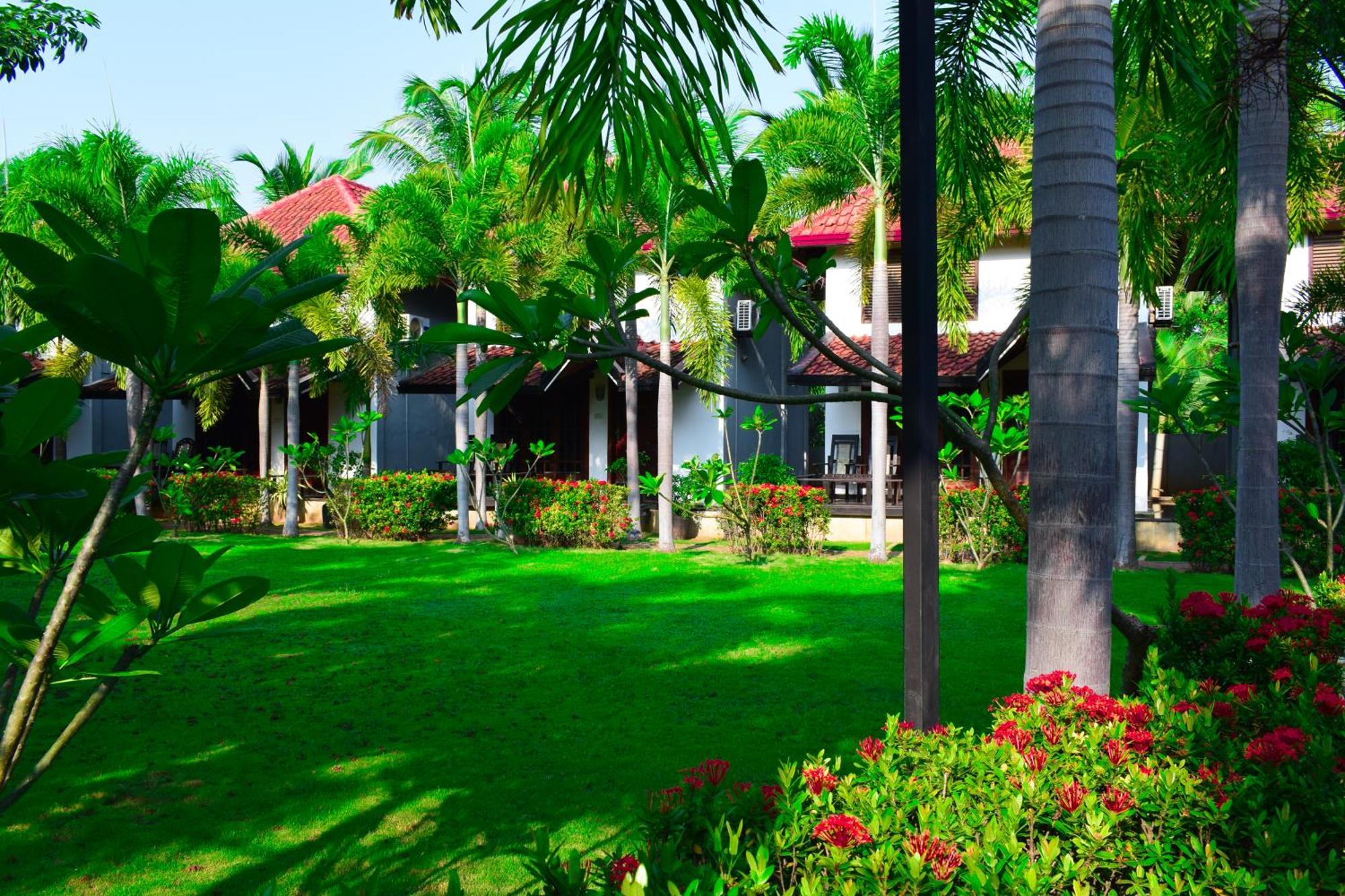 Hotel Green Garden Trincomalee Bagian luar foto