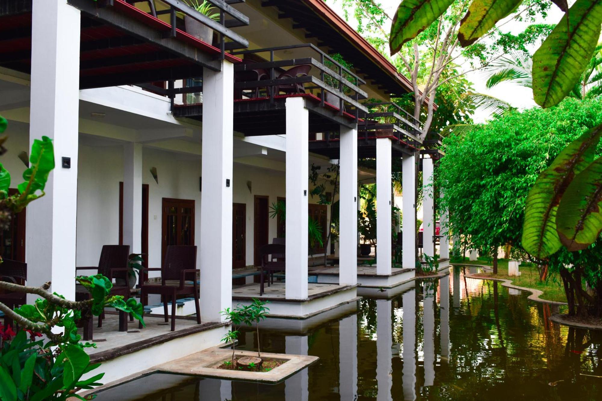 Hotel Green Garden Trincomalee Bagian luar foto