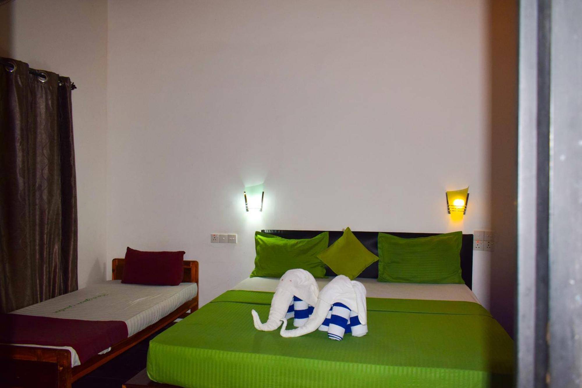 Hotel Green Garden Trincomalee Bagian luar foto