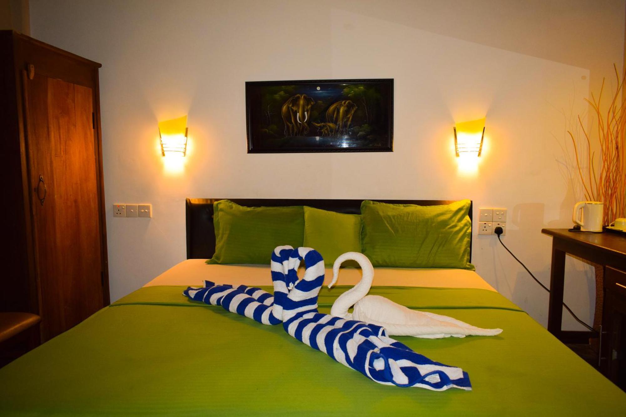 Hotel Green Garden Trincomalee Bagian luar foto