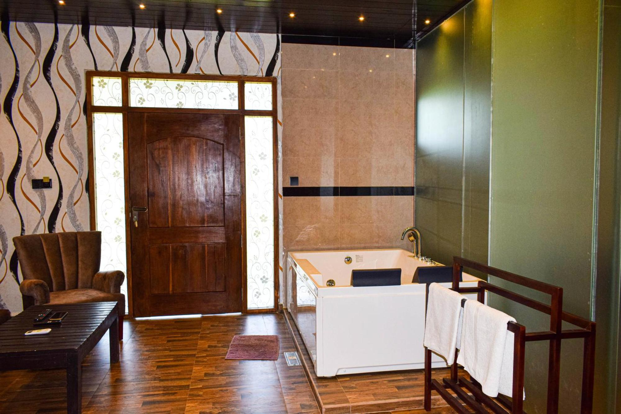 Hotel Green Garden Trincomalee Bagian luar foto