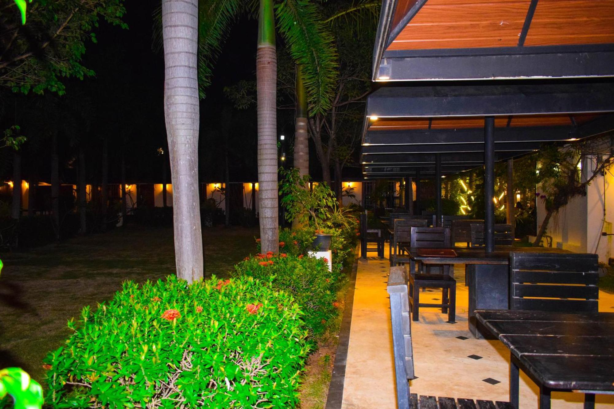 Hotel Green Garden Trincomalee Bagian luar foto