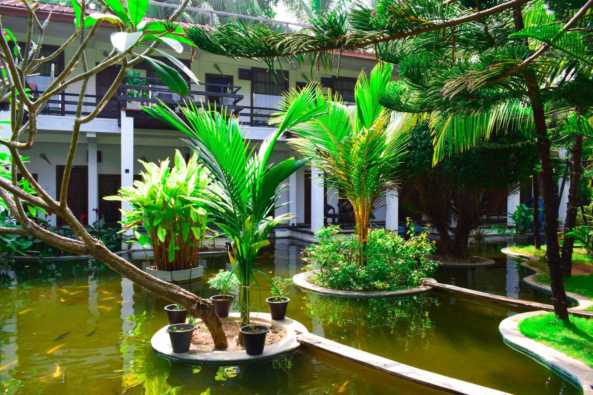 Hotel Green Garden Trincomalee Bagian luar foto
