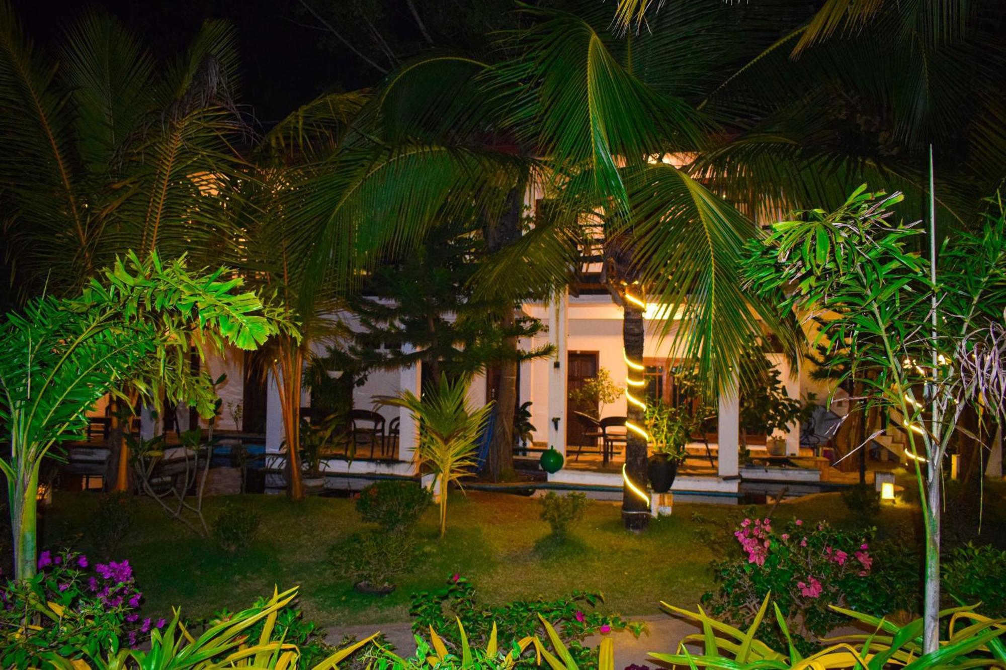 Hotel Green Garden Trincomalee Bagian luar foto
